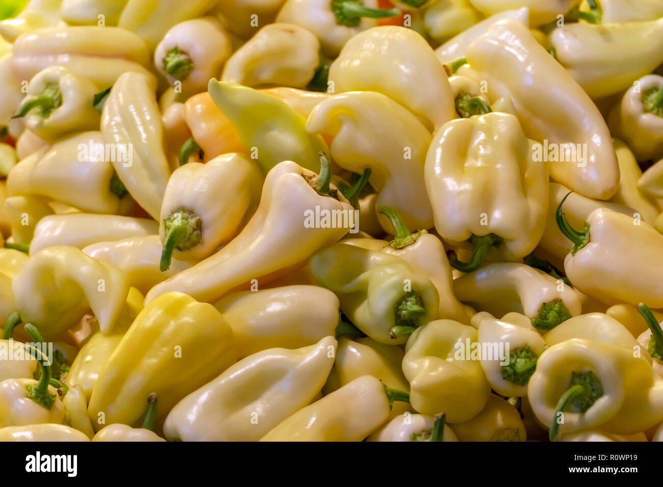 Un sacco di campana gialla peperoni giacente in un pasticcio nella finestra della città mercato. Foto Stock