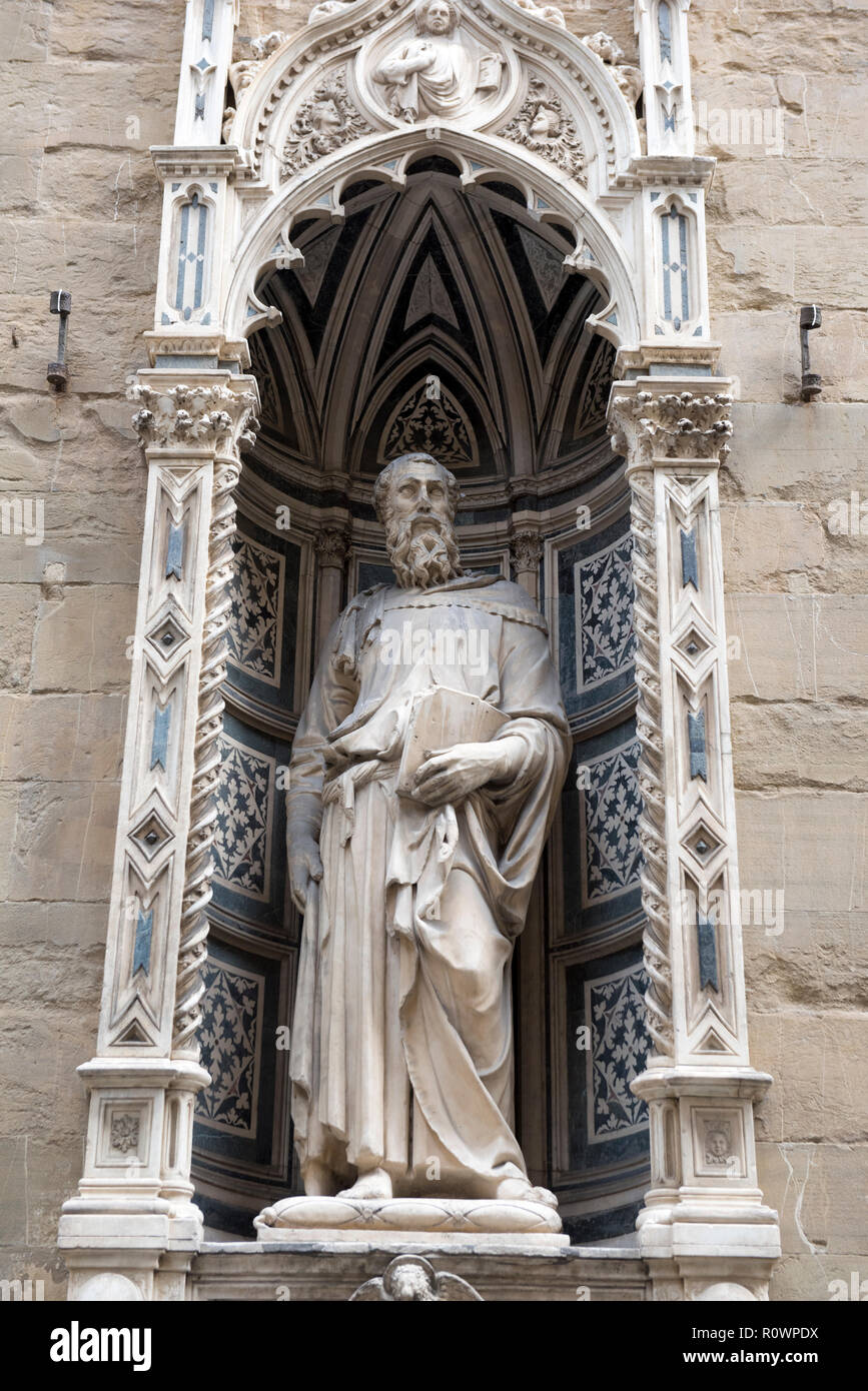 Statua di San Pietro al di fuori della Chiesa di Orsanmichele e Museo di Firenze, Italia Europa Foto Stock