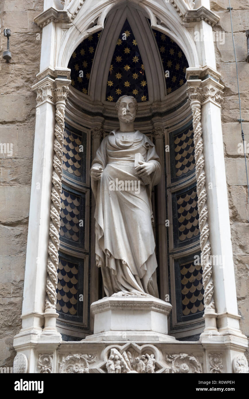 Statua di San Giacomo al di fuori della Chiesa di Orsanmichele e Museo di Firenze, Italia Europa Foto Stock