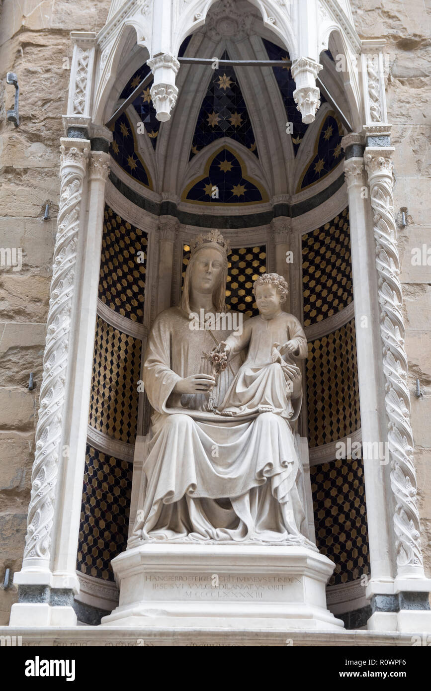La statua della Madonna della Rosa al di fuori della Chiesa di Orsanmichele e Museo di Firenze, Italia Europa Foto Stock