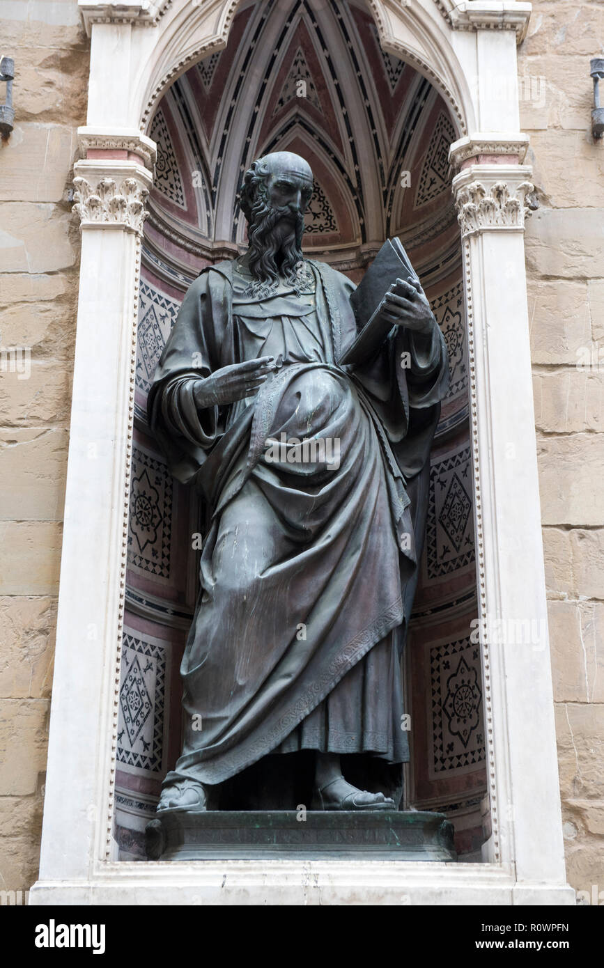 Statua di San Giovanni Evangelista al di fuori della Chiesa di Orsanmichele e Museo di Firenze, Italia Europa Foto Stock