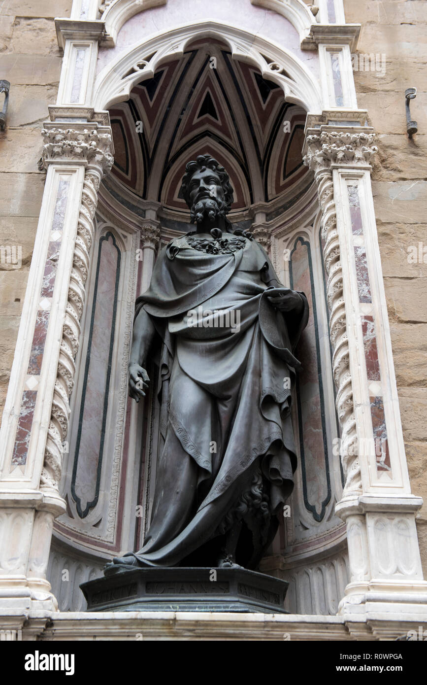 Statua di San Giovanni Battista al di fuori della Chiesa di Orsanmichele e Museo di Firenze, Italia Europa Foto Stock