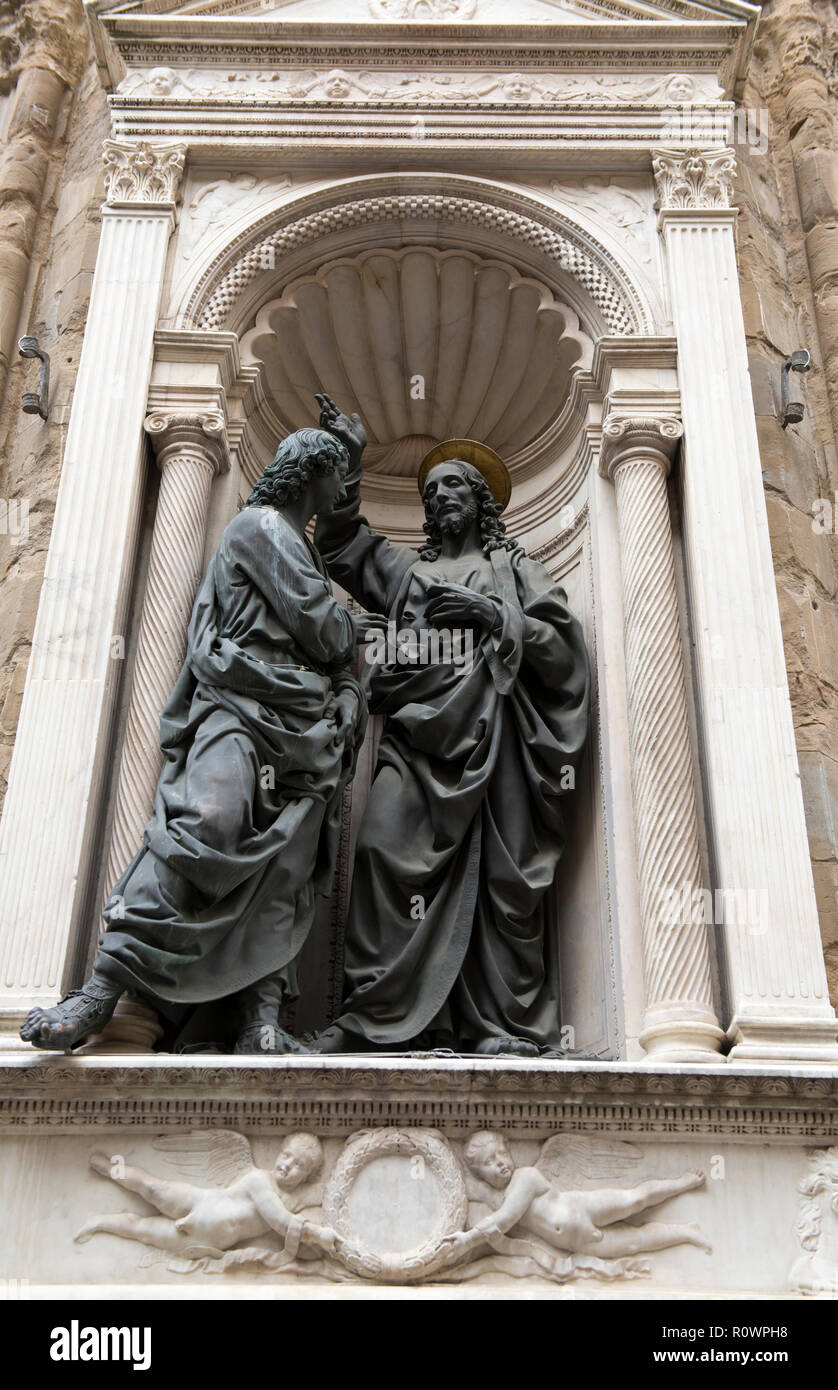 Statua di Cristo e San Tommaso al di fuori della Chiesa di Orsanmichele e Museo di Firenze, Italia Europa Foto Stock