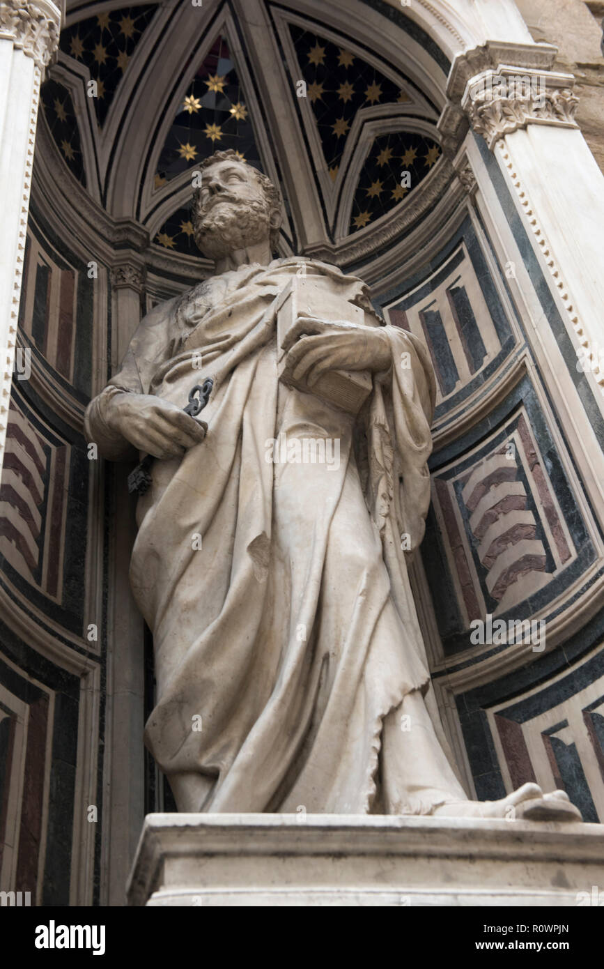 Statua di San Pietro al di fuori della Chiesa di Orsanmichele e Museo di Firenze, Italia Europa Foto Stock