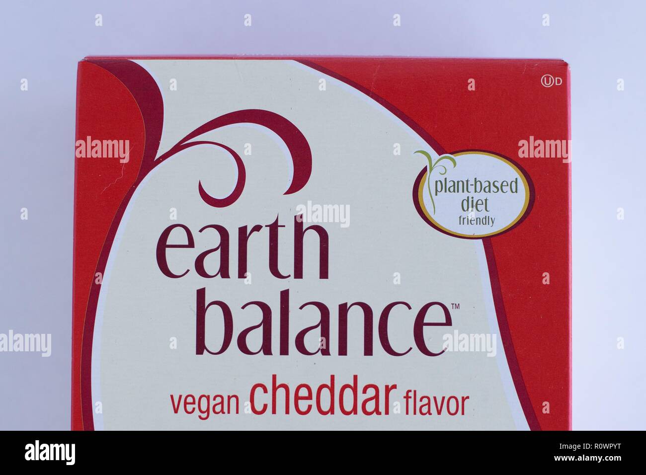 In prossimità di una scatola di equilibrio di massa di formaggio cheddar vegano crackers, sottolineando "Impianto basato dieta' etichetta. Foto Stock
