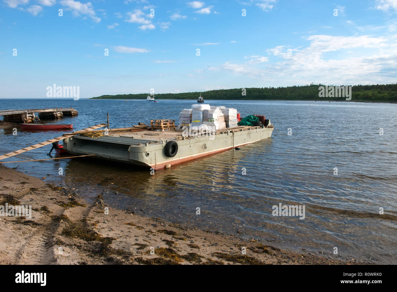 La consegna di cibo per i monaci per lo svernamento Anzersky sull isola, regione di Arkhangelsk, Russia Foto Stock