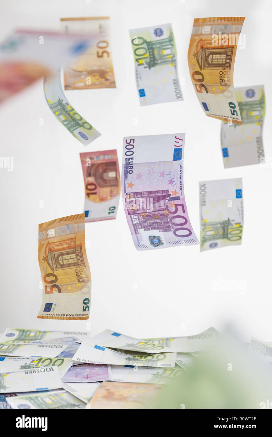 Fliegende EURO-Scheine Foto Stock