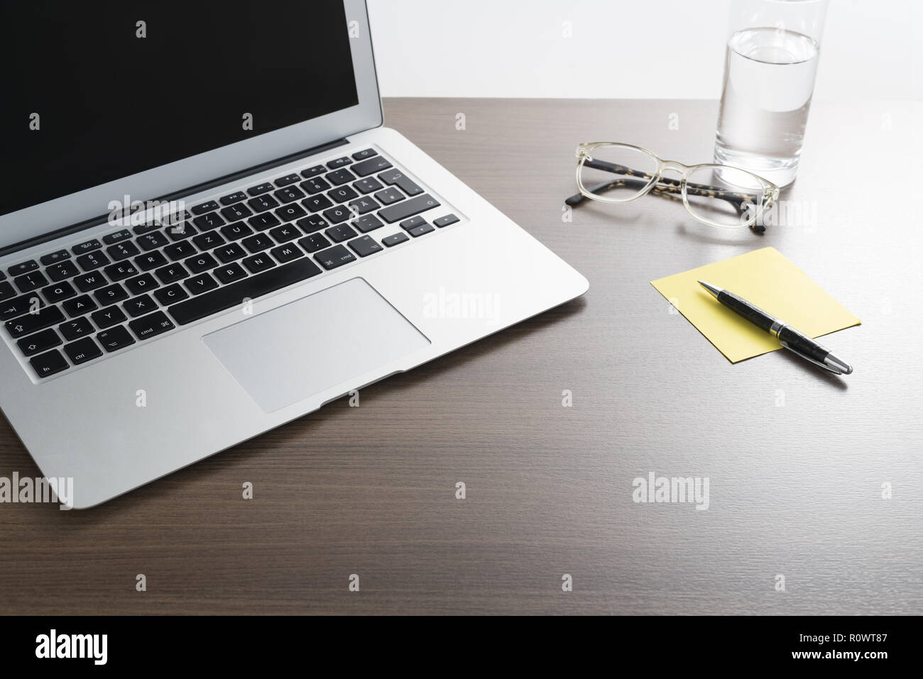 Notebook, Kugelschreiber, Notizzettel, Brille auf Schreibtisch Foto Stock