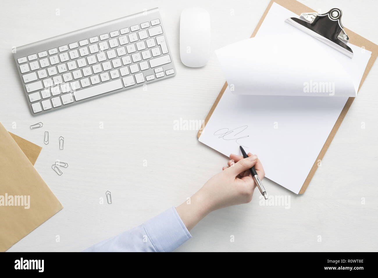 Mano Kugelschreiber mit, weisses Papier und Tastatur Foto Stock