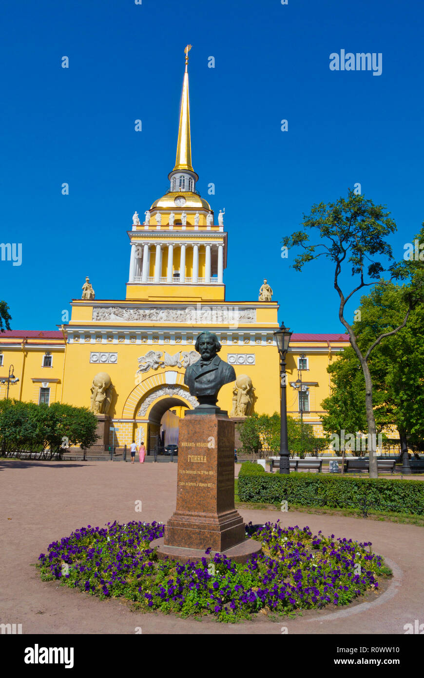 La scultura del compositore Glinka, con Admiralty Building in background, Aleksandrovsky giardino, San Pietroburgo, Russia Foto Stock