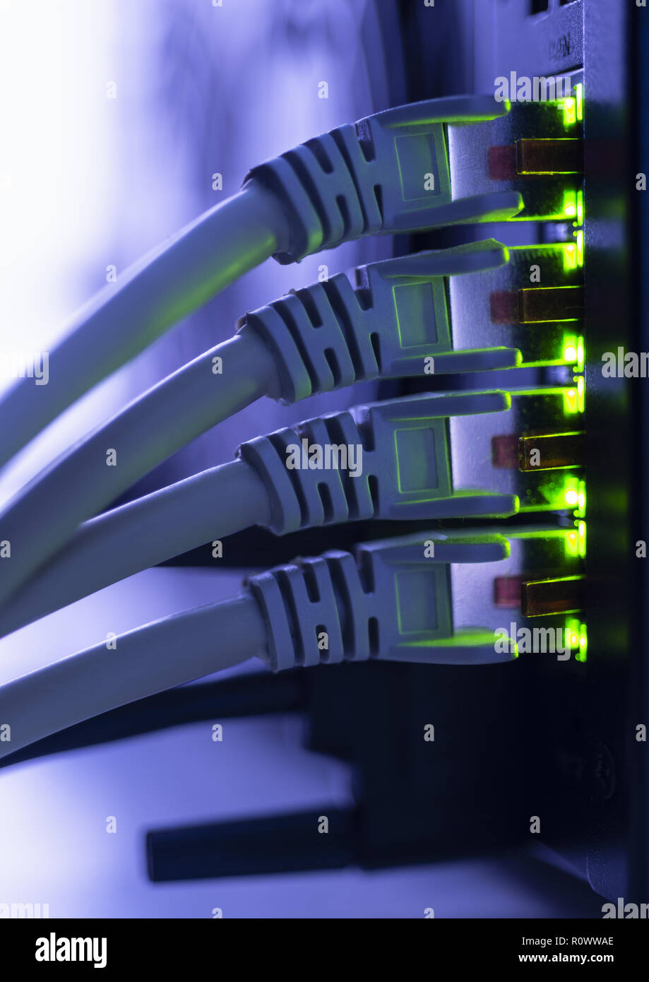 Cyberattacke, Netzwerkkabel Foto Stock