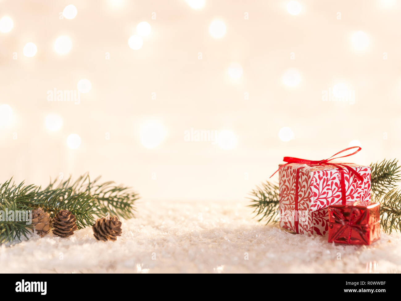 Weihnachtsdekoration mit Lichtern Foto Stock