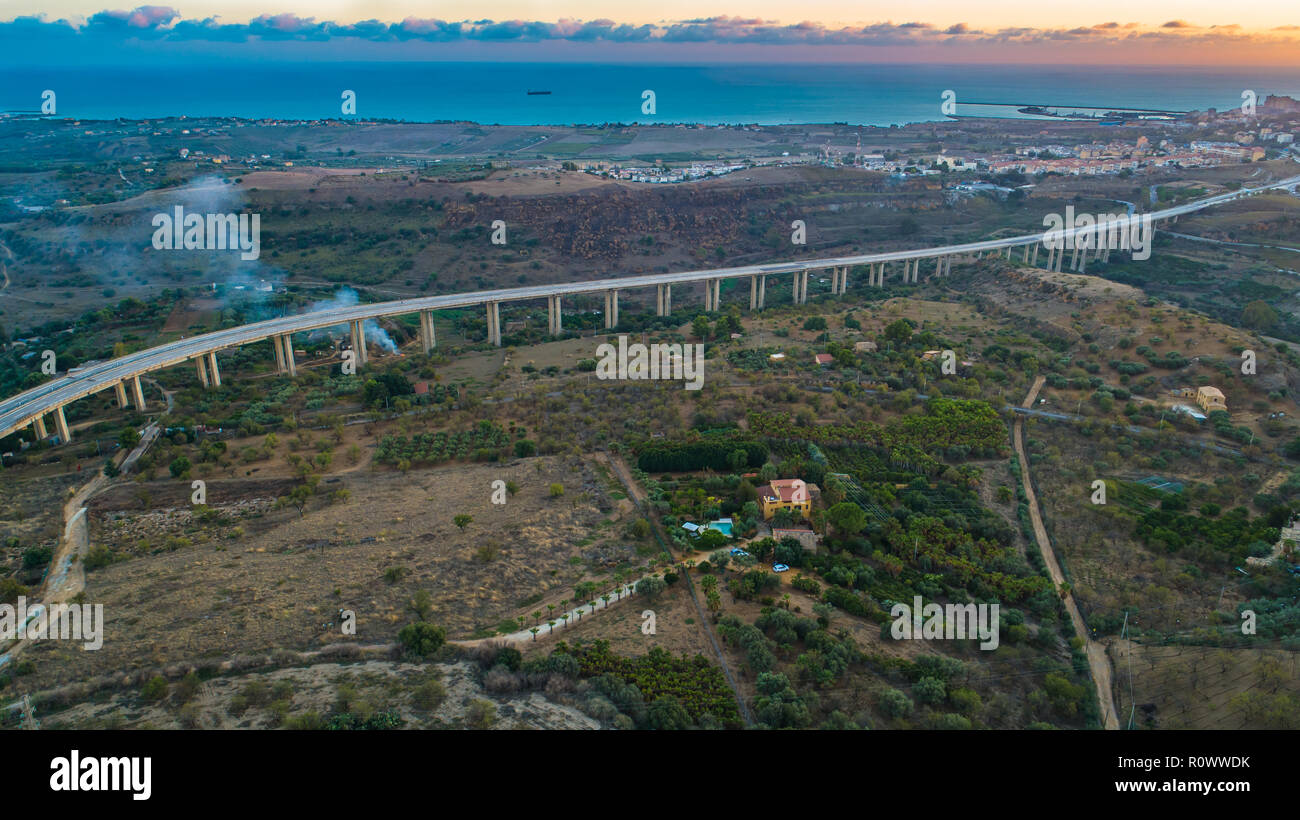 Viadotti vicino alla città di Agrigento. Sicilia, Italia. Foto Stock