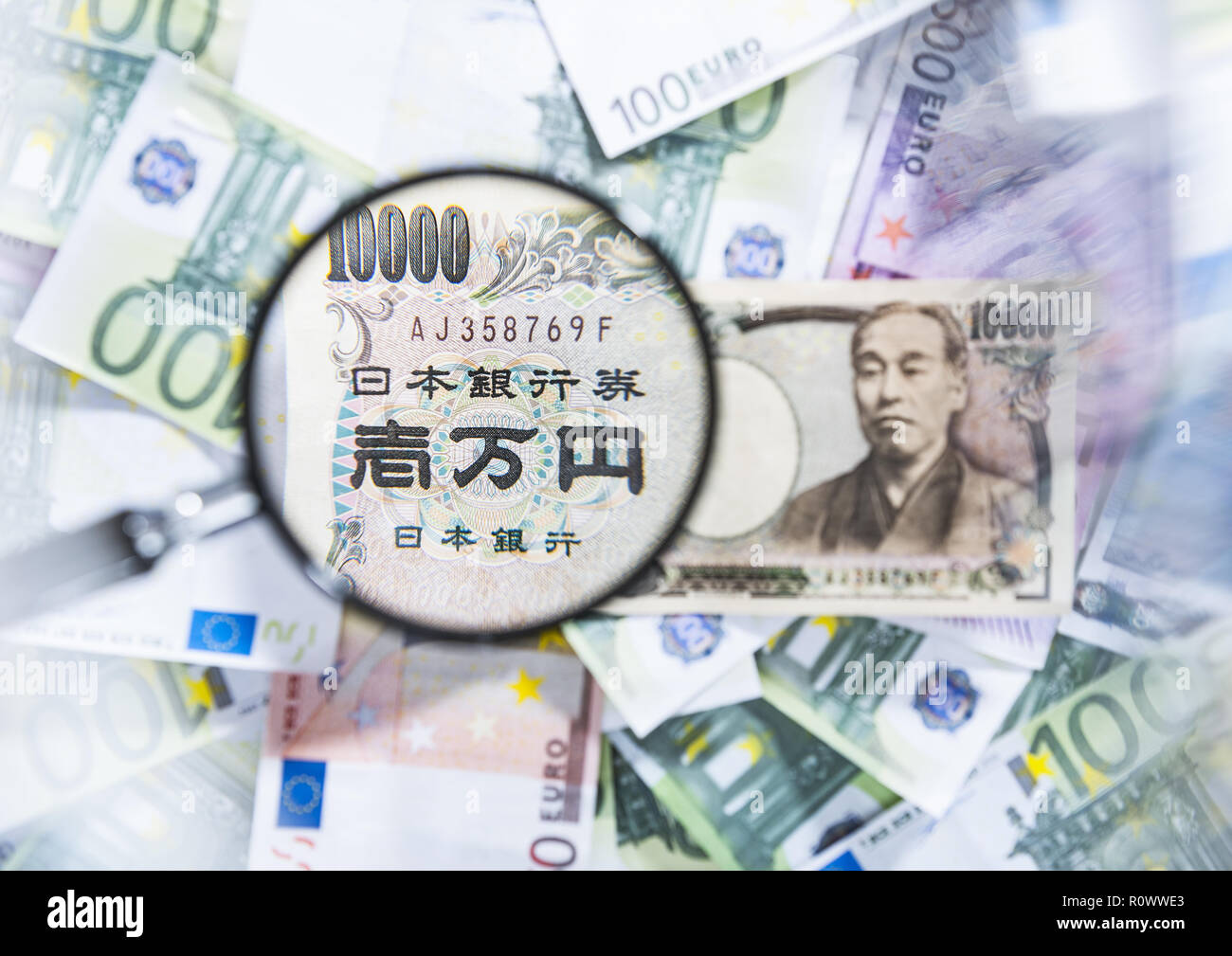 Japanische Yen mit Lupe und EURO-Banknoten Foto Stock