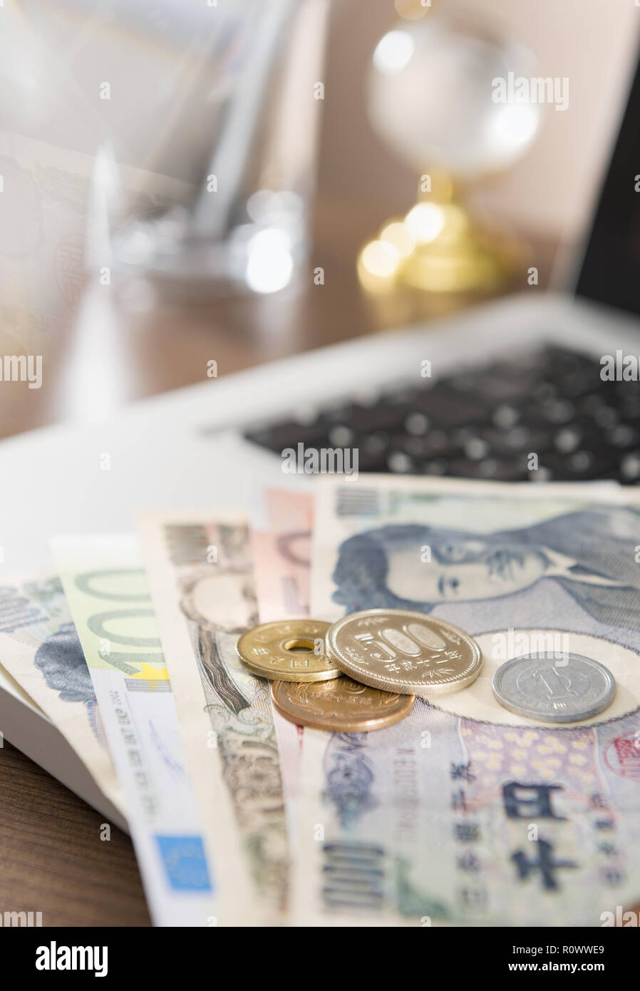Japanische Yen und EURO-Banknoten Foto Stock