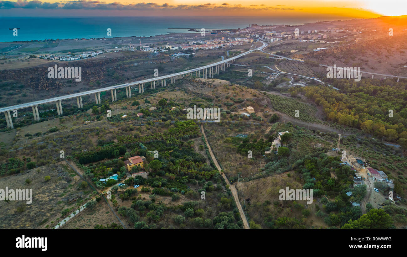 Viadotti vicino alla città di Agrigento. Sicilia, Italia. Foto Stock