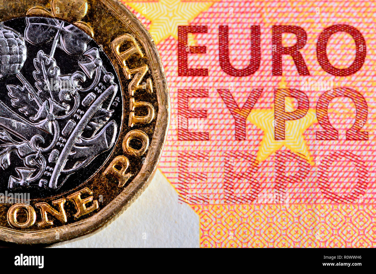 British £1 moneta su un 10 Euro nota Foto Stock
