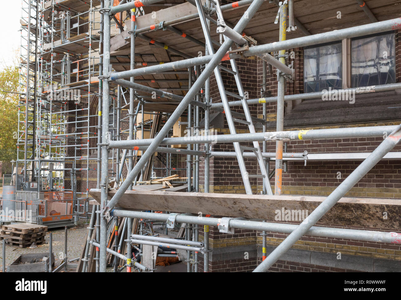 Tutta la chiesa edificio "Heilig Hart Kerk' in Eindhoven circondato da impalcature per lavori di ristrutturazione, Paesi Bassi Foto Stock