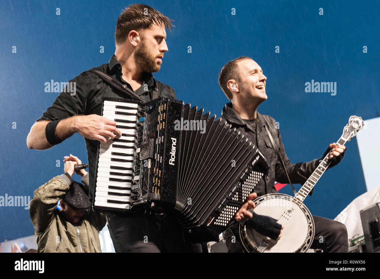 Tim Brennan e Matt DaRosa con il Dropkick Murphys, effettuando al Fenway Park. Foto Stock