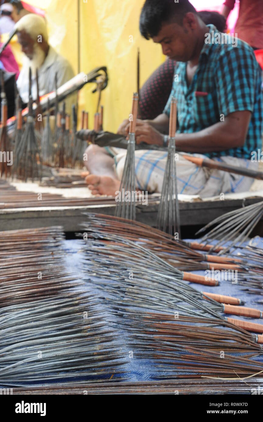 I commercianti del Bangladesh visualizzare i loro prodotti in vendita presso Kaikkarateke mercato settimanale, Narayanganj distretto in Bangladesh. Villaggio settimanale mercato di solito l Foto Stock