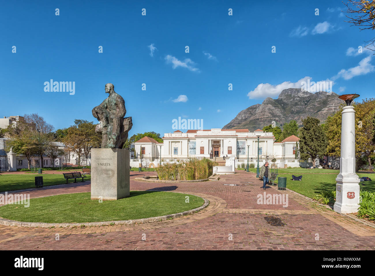 CAPE Town, Sud Africa, Agosto 17, 2018: South African National Gallery, con una statua del generale Jan granello di fuliggine davanti, presso i Giardini della Compagnia in C Foto Stock