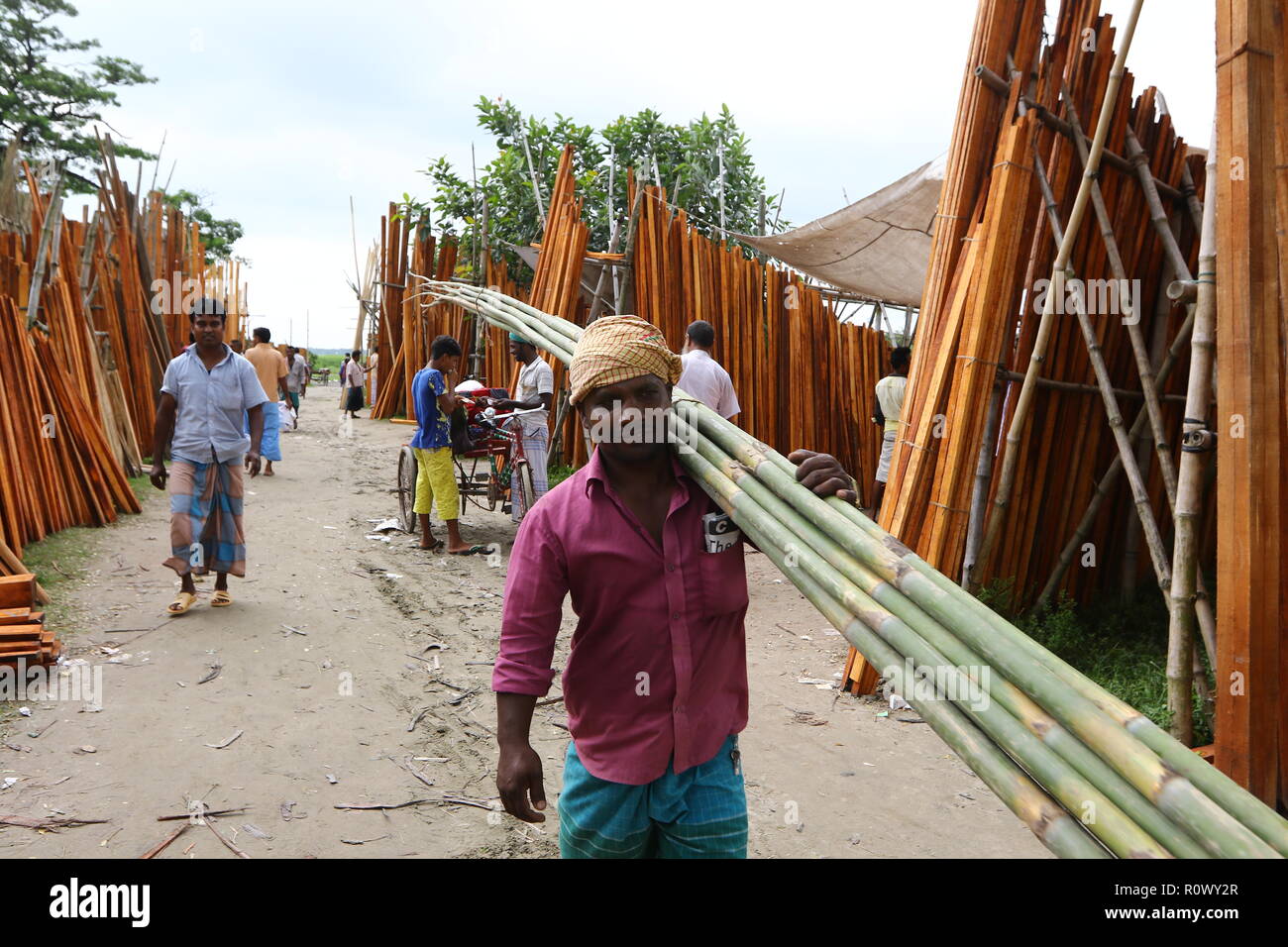 I commercianti del Bangladesh il display di bambù e di legno per vendita a Kaikkarateke mercato settimanale, Narayanganj distretto in Bangladesh.villaggio settimanale mercato di solito l Foto Stock