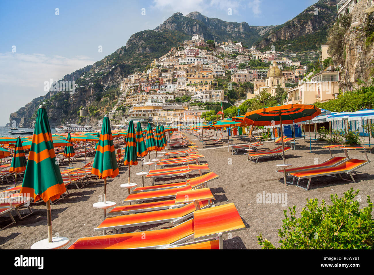 Ampio angolo di Positano case di villaggio da spiaggia vuota (Spiaggia in italiano) Foto Stock