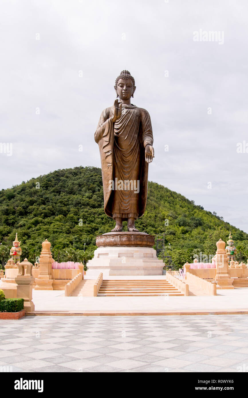 Grande statua in bronzo del buddha in Thailandia nel da di una verde  collina - foto fatte in Thailandia - Asia Foto stock - Alamy