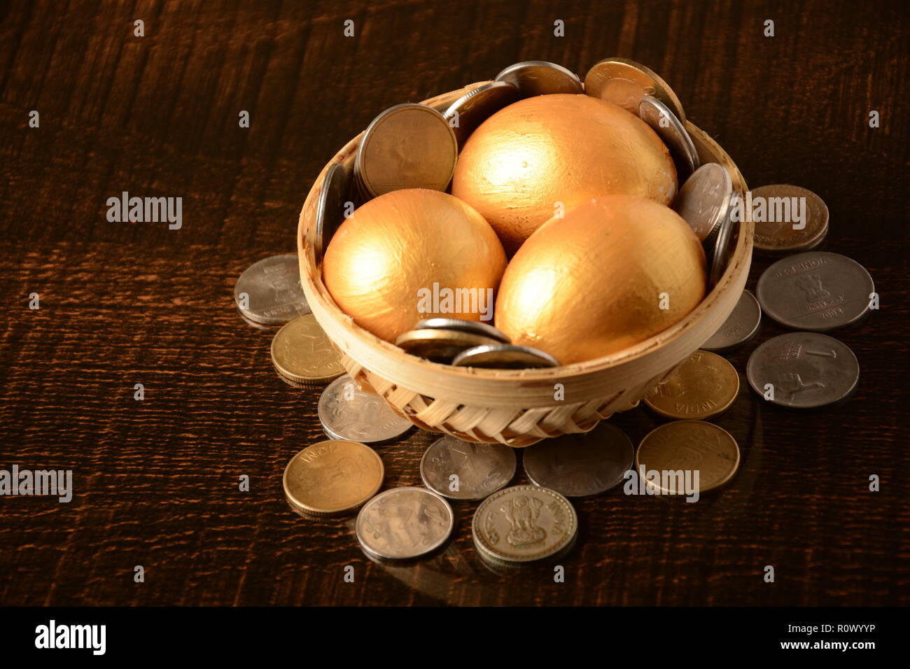 Uovo animale aspirazioni Awe consumismo bancario uovo ispirazione possibilità finanziare Oro Oro colorata ricchezza di specialità conquista lo sfondo Foto Stock