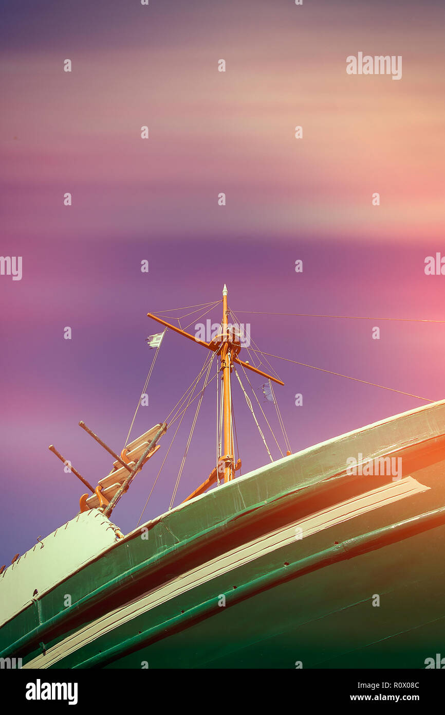 Barca a vela montante . Guardando il barca a vela in cantiere per la riparazione. Immagine di stock Foto Stock