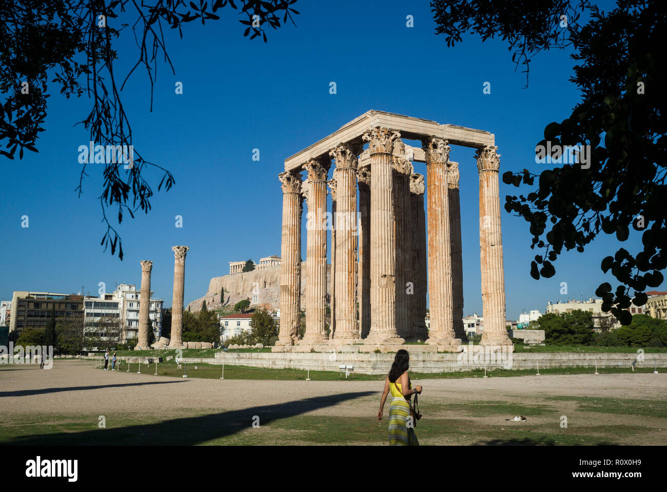 Atene. La Grecia. Il Tempio di Zeus Olimpio (Olympieion) e l'Acropoli in background. Foto Stock