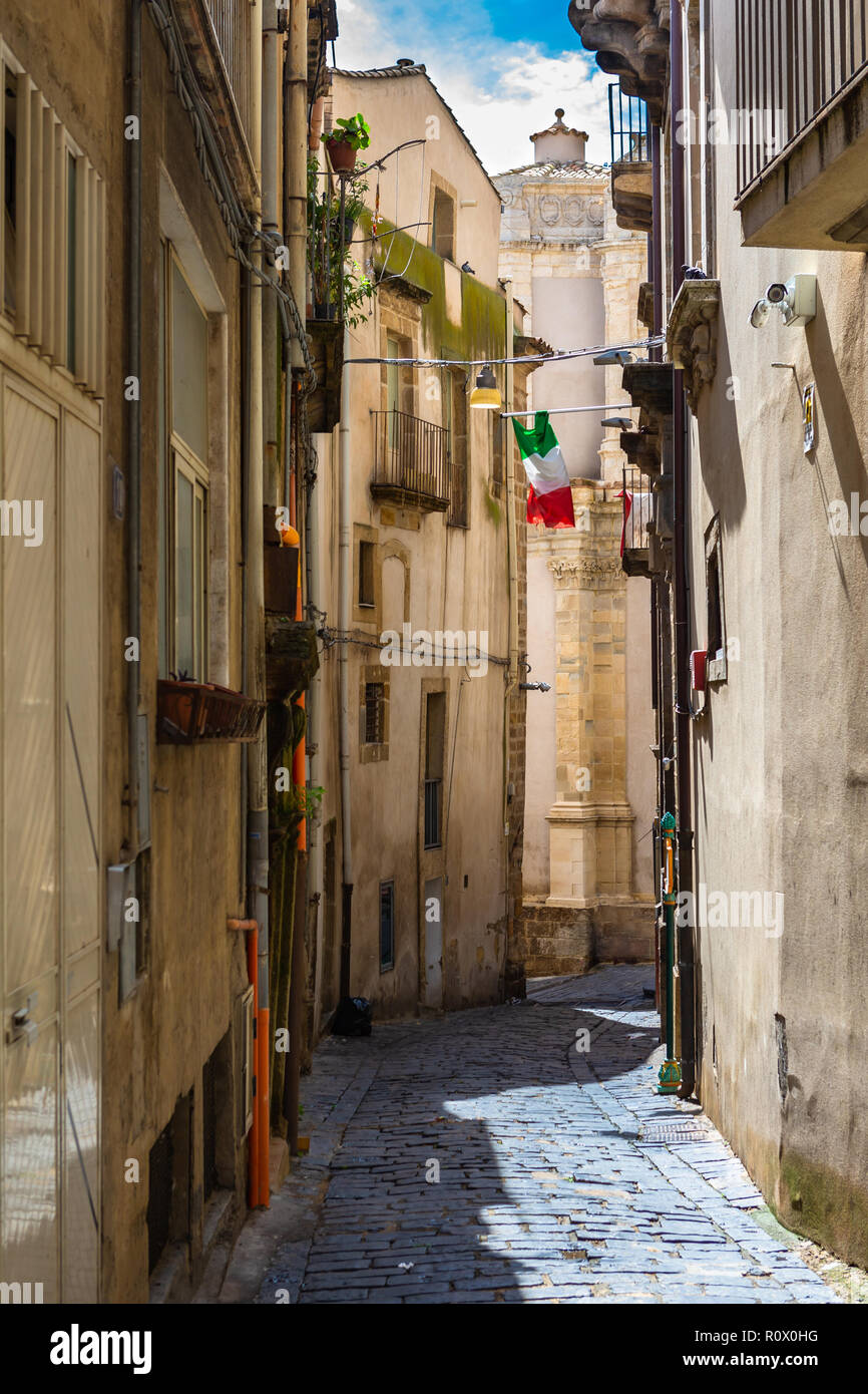 Stretta strada tradizionale di Caltagirone, Sicilia, Italia. Foto Stock
