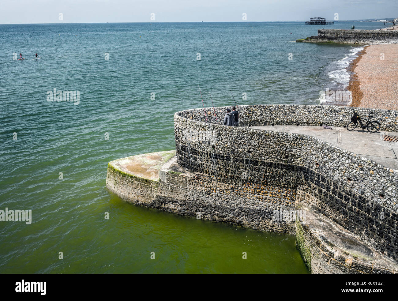 Selce, groyne sul lungomare ,presso la spiaggia di Brighton, Foto Stock