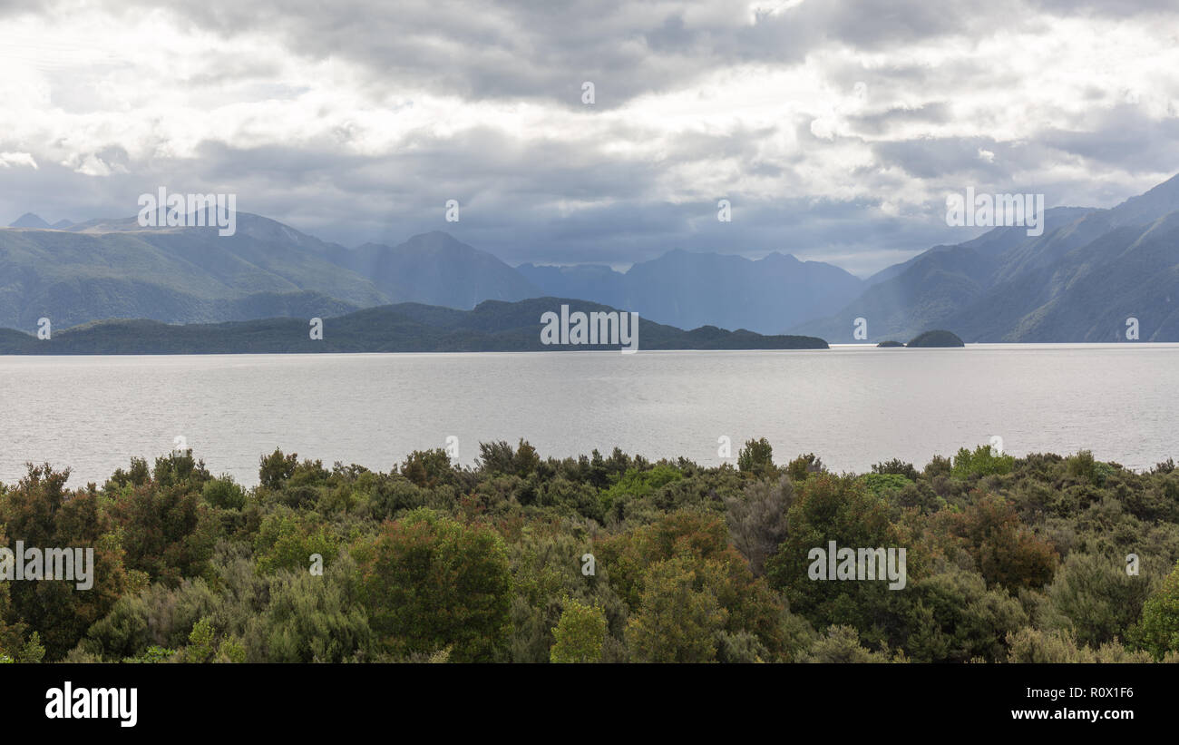 Montagne sopra il Lago Te Anau Foto Stock