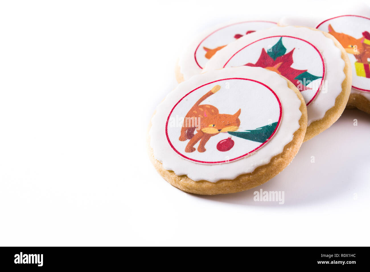 In casa biscotti al burro con stampato un Natale design cat isolati su sfondo bianco.Copyspace Foto Stock
