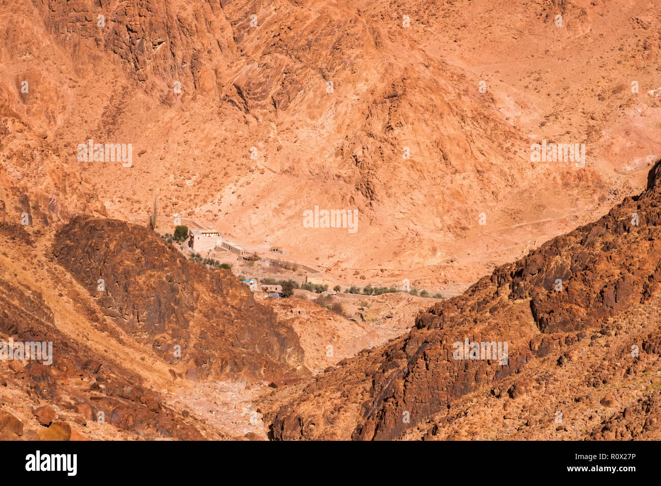 Paesaggio egiziano, villaggio beduino nel deserto Foto Stock