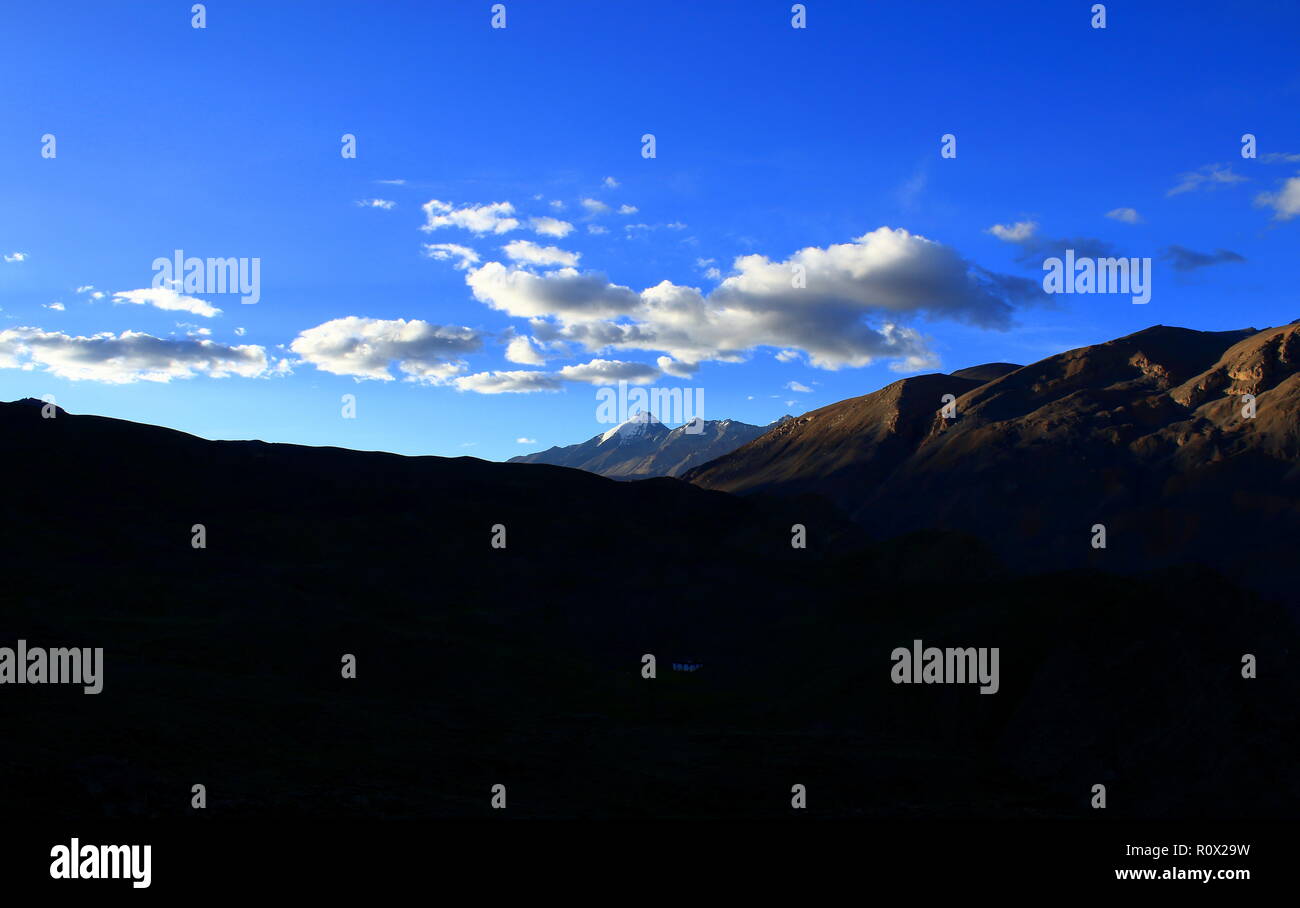 L'ultima luce lascia il villaggio di Mulchay, Spiti oltre CCKN Foto Stock