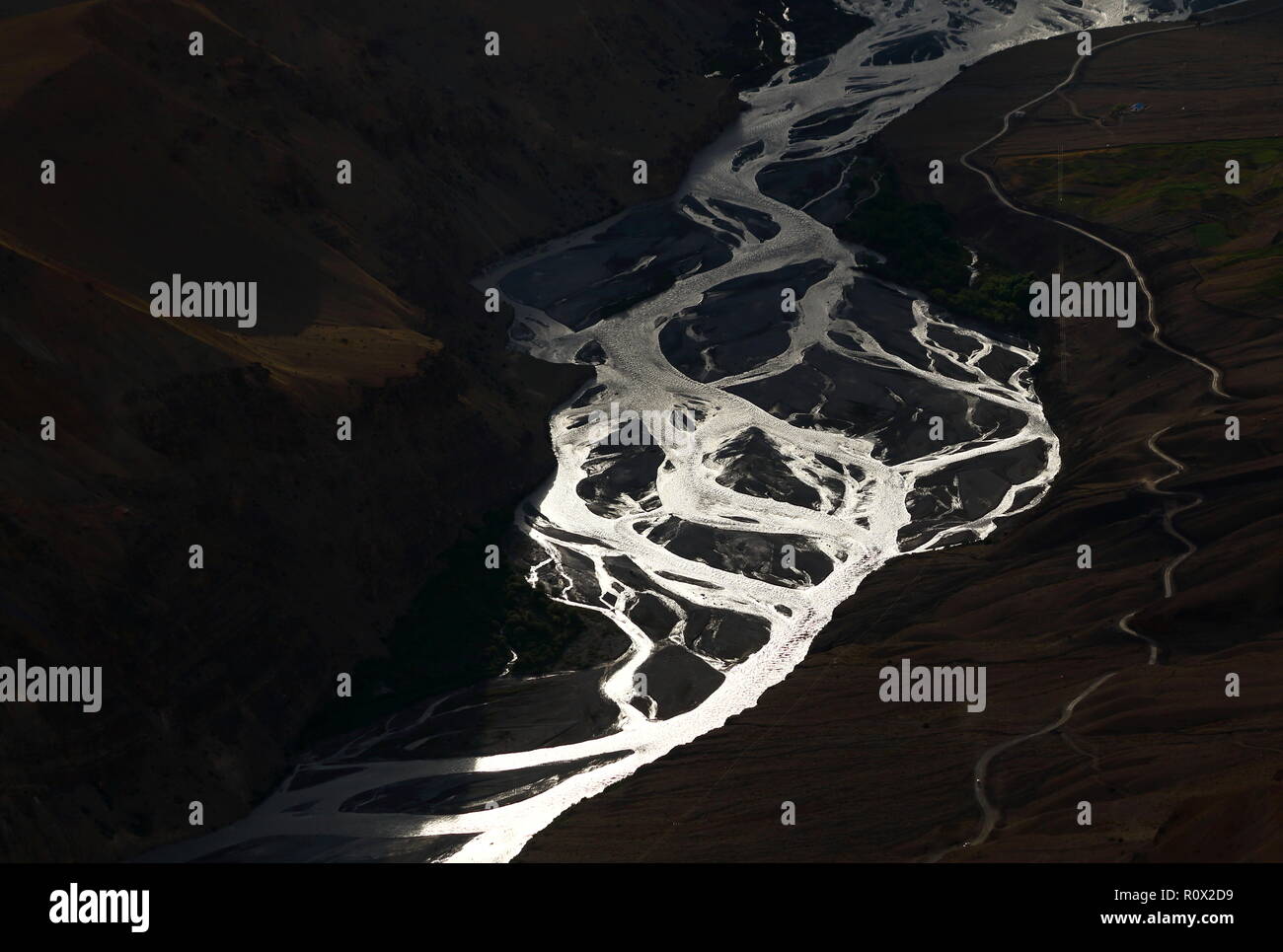 Spiti fiume e un villaggio Spitian gleam oro in ora d'oro. Foto Stock