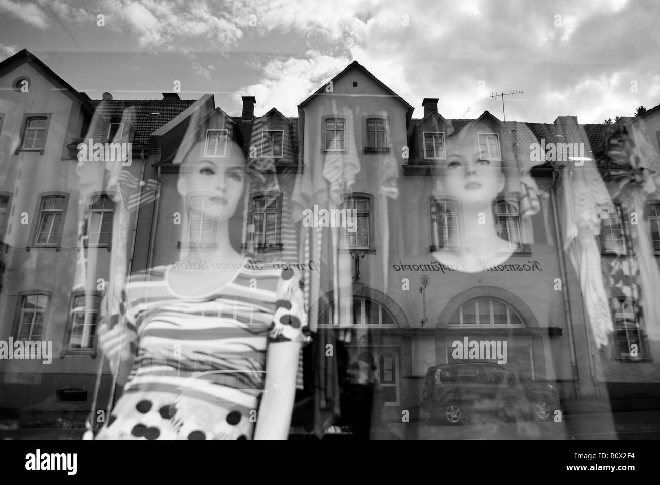 La riflessione in un vetro di finestra, le donne della moda, Bad Karlshafen, Weser Uplands, Weserbergland, Hesse, Germania, Europa Foto Stock