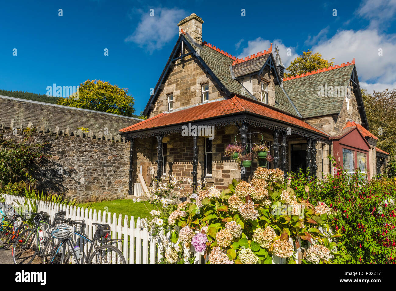 Un grazioso cottage in pietra sulla piazza a Kenmore, Perthshire Scozia Scotland Foto Stock