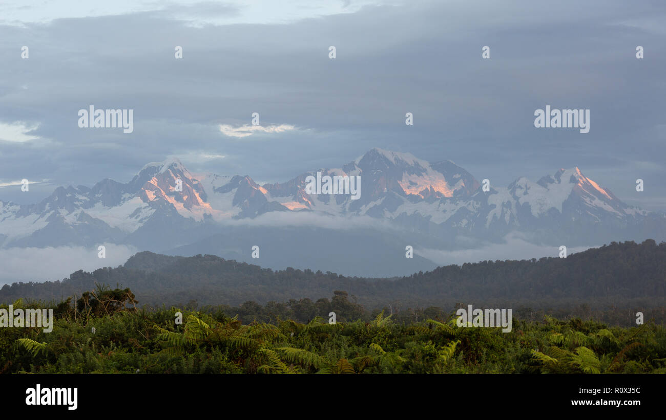 La luce del tramonto Mount Cook da Gillespie Beach Foto Stock