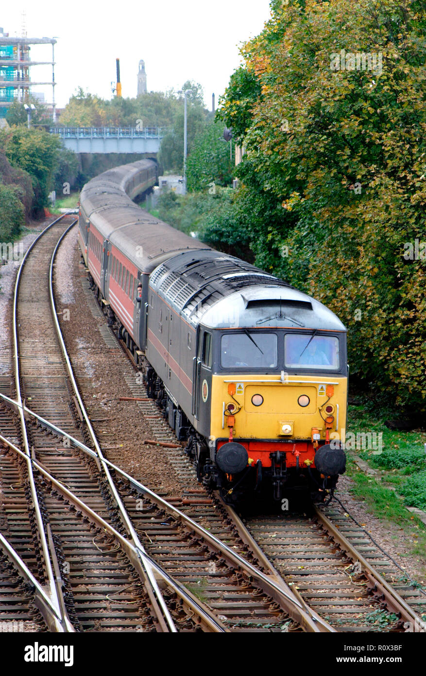 Una classe 47 locomotive diesel 47709 numero di proprietà di Fragonset Ferrovie lavorando una carta di calcio a sud di Acton. 5 novembre 2005. Foto Stock