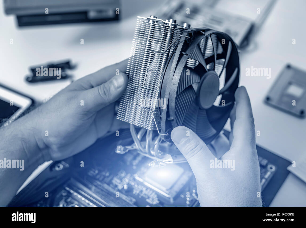 Installare o riparare il sistema di raffreddamento ad aria del processore per PC. Foto Stock