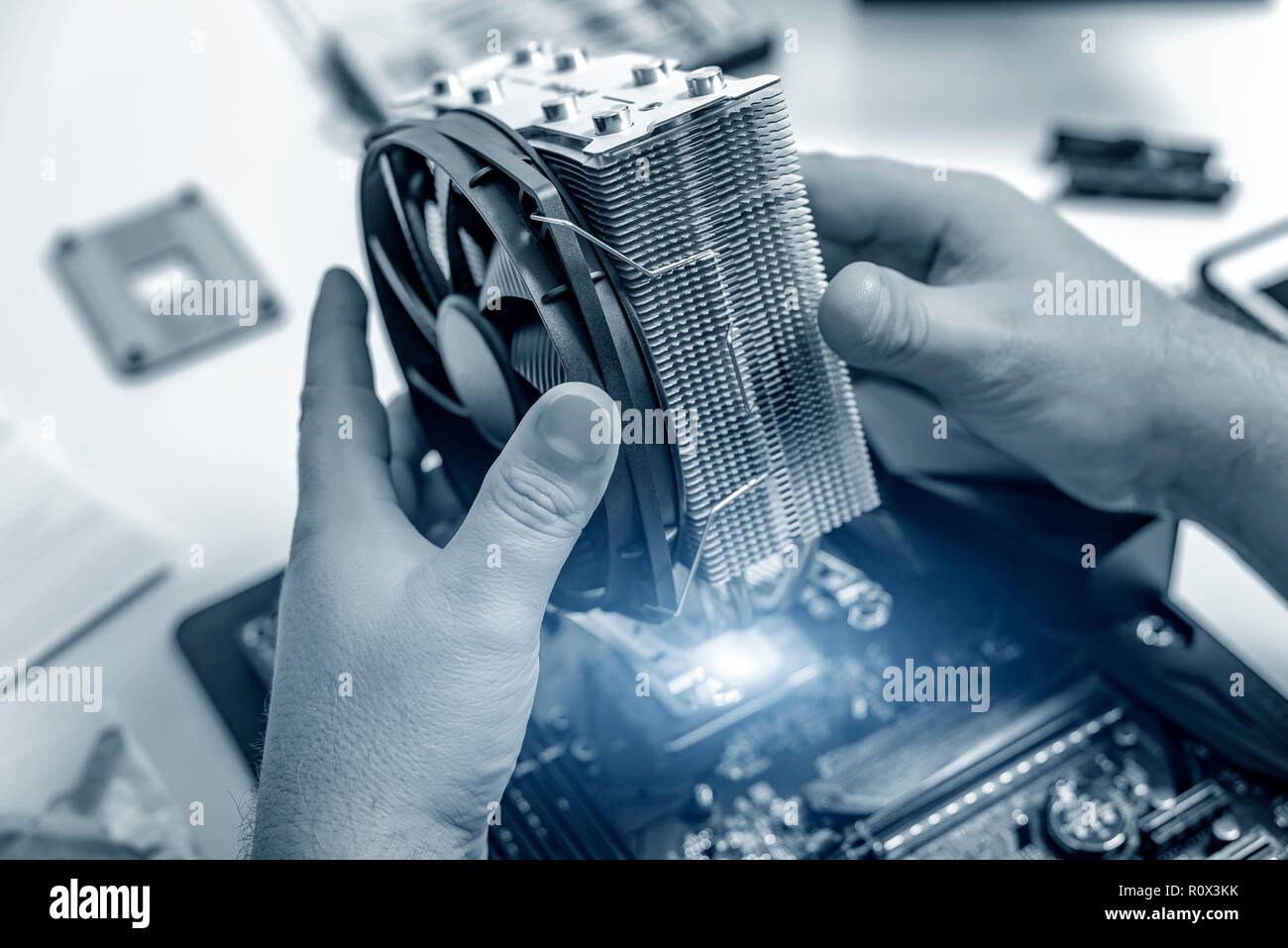 Installare o riparare il sistema di raffreddamento ad aria del processore per PC. Foto Stock