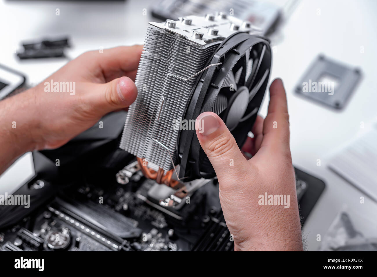 Installare o riparare il sistema di raffreddamento ad aria del processore per PC. Foto Stock