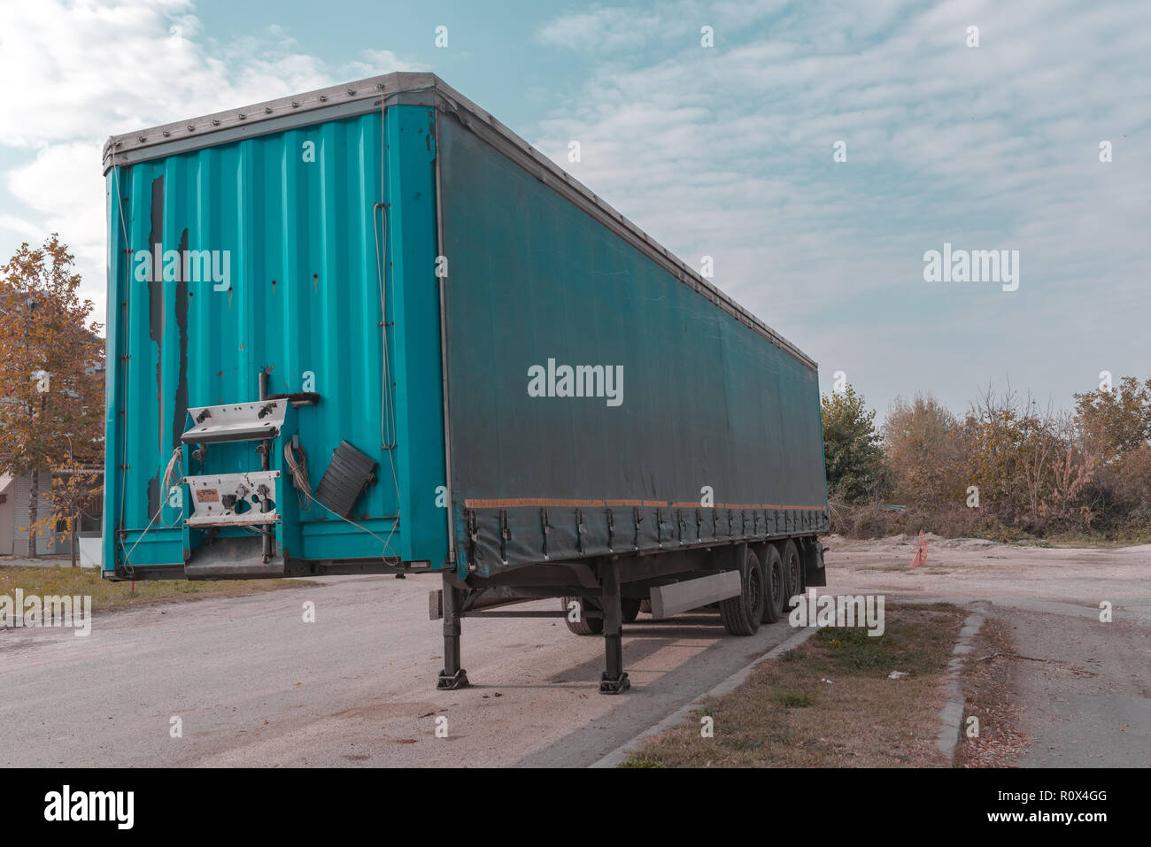 Abbandonato il trasporto merci camion rimorchio su parcheggio Foto Stock