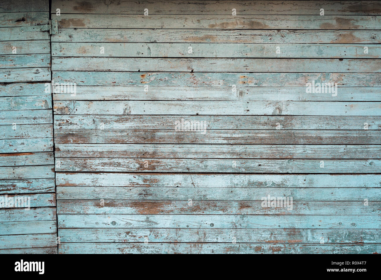 Bianche antiche weathered doghe in legno a muro come sfondo, grunge texture pattern con graffi e vernice peel off dettagli Foto Stock