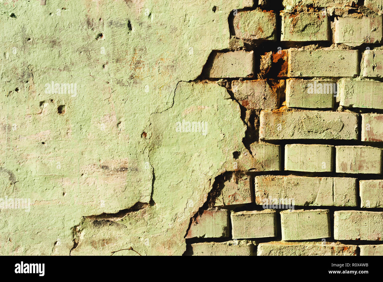 Verde vecchio muro di mattoni, weathered e decadeva Foto Stock
