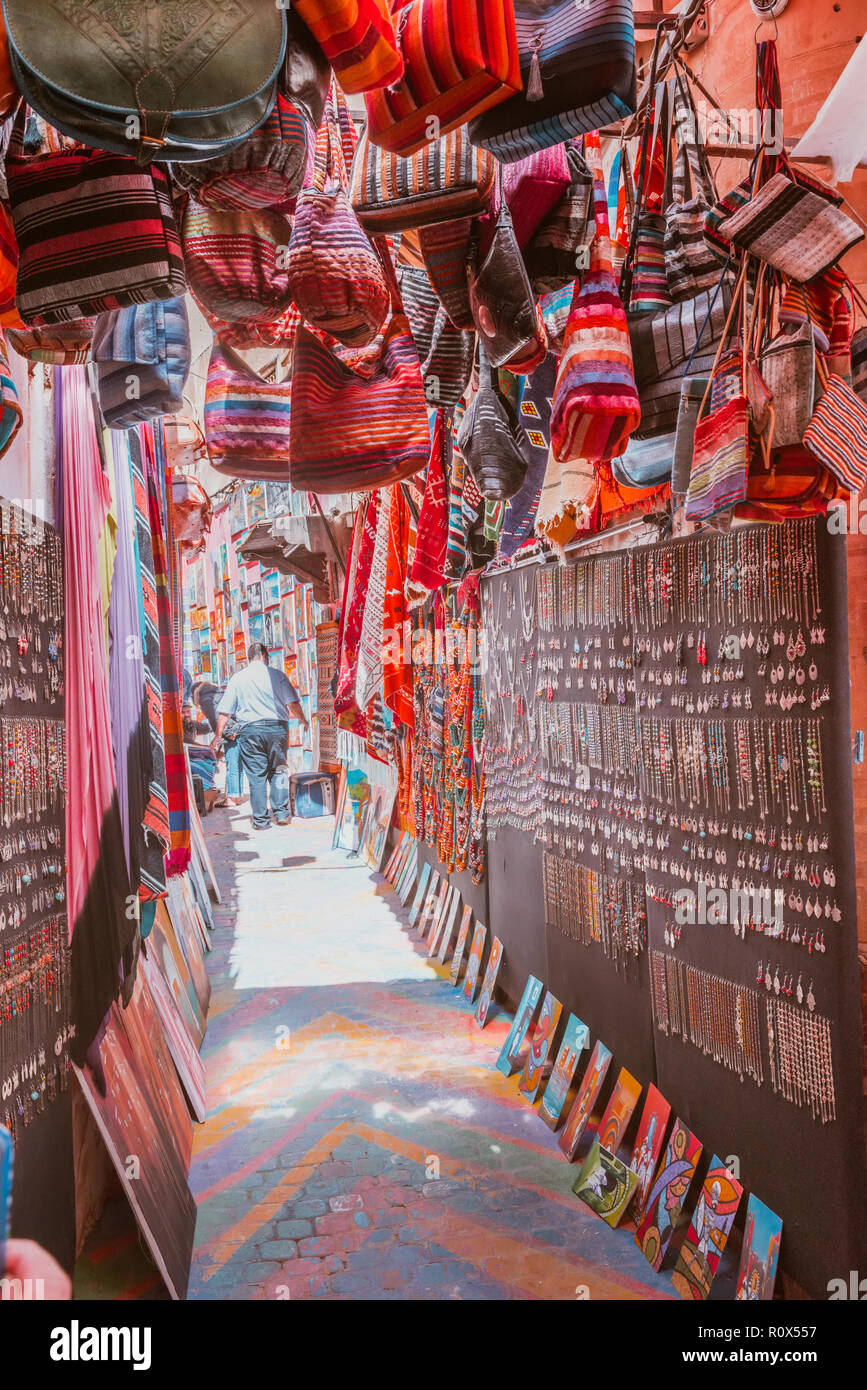 Craft cappelli, borse e altri souvenir in Marocco mercato Foto Stock