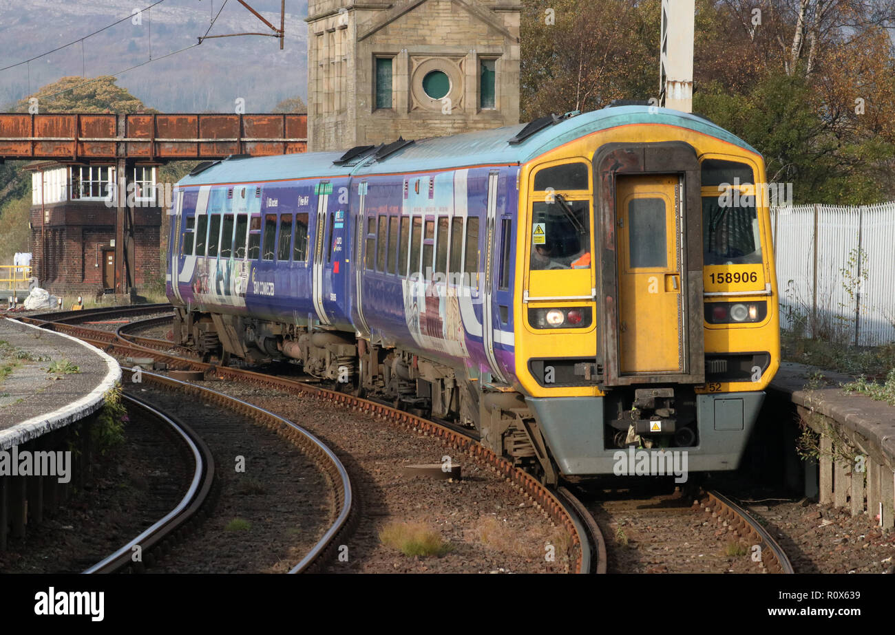 Classe 158 diesel multiple unit treno, azionati da treni nord, arrivando a Carnforth stazione ferroviaria con un servizio di trasporto di passeggeri il 5 novembre 2018 Foto Stock